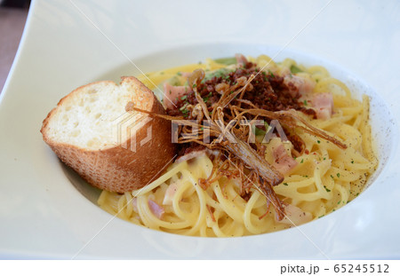 Spaghetti with white sauce 65245512