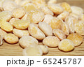 Raw split peas of yellow variety on the wooden 65245787