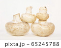 Champignons are laid out in a pyramid. 4 fresh 65245788