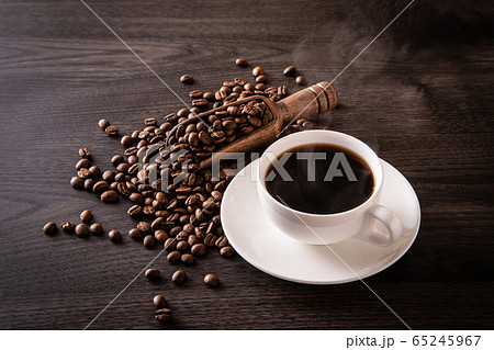 ホットコーヒーとコーヒー豆 65245967