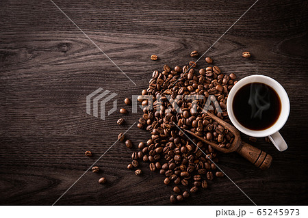 ホットコーヒーとコーヒー豆 65245973