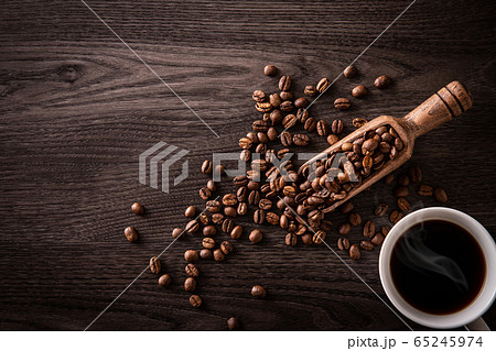 ホットコーヒーとコーヒー豆 65245974