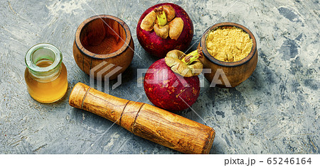 Medicinal tincture of mangosteen. 65246164