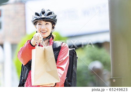 女性自転車フードデリバリー 女性自転車フードデリバリー 65249623