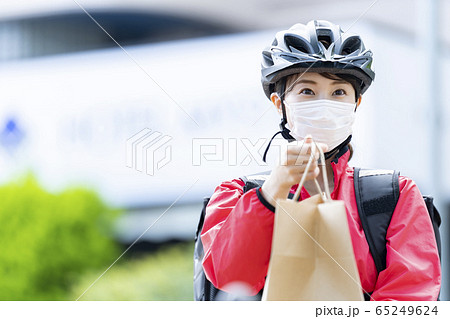 女性自転車フードデリバリー 女性自転車フードデリバリー 65249624