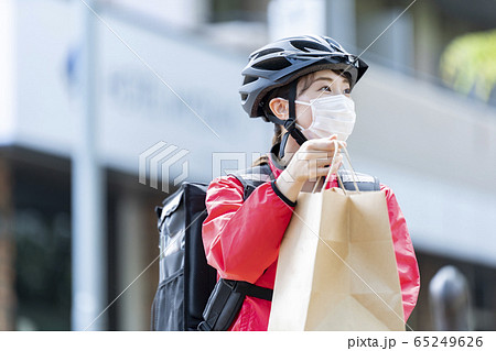 女性自転車フードデリバリー 65249626