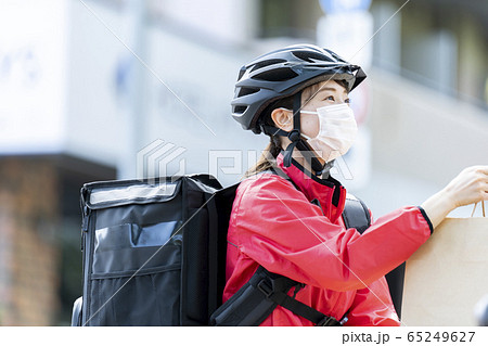 女性自転車フードデリバリー 女性自転車フードデリバリー 65249627