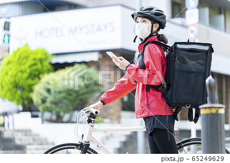 女性自転車フードデリバリー 女性自転車フードデリバリー 65249629