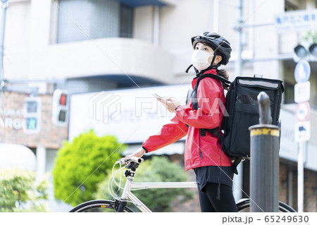 女性自転車フードデリバリー 女性自転車フードデリバリー 65249630