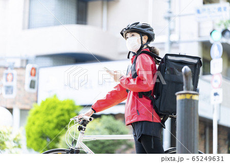 女性自転車フードデリバリー 65249631