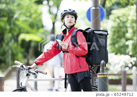 女性自転車フードデリバリー 65249712