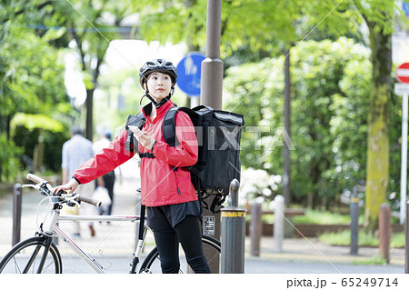 女性自転車フードデリバリー 女性自転車フードデリバリー 65249714