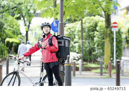 女性自転車フードデリバリー 65249715
