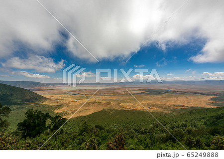 タンザニア・ンゴロンゴロのクレーターをメイン展望台から望む タンザニア・ンゴロンゴロのクレーターをメイン展望台から望む 65249888