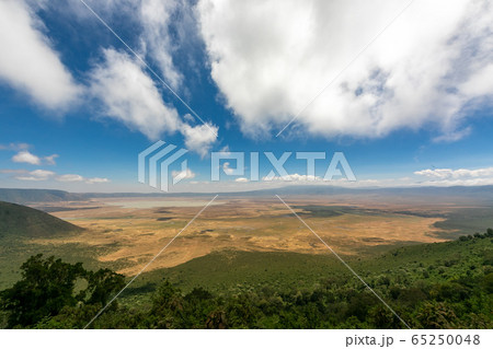 タンザニア・ンゴロンゴロのクレーターをメイン展望台から望む 65250048