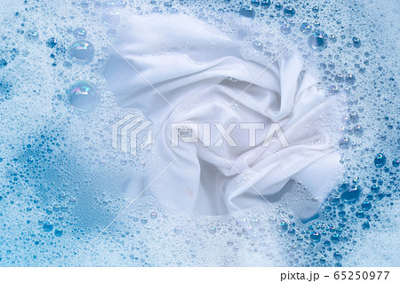 Soak a cloth before washing, white cloth 65250977