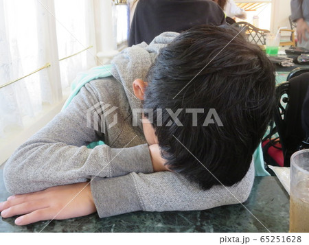 眠たい男の子 眠たい男の子 65251628