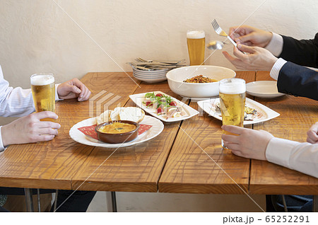 飲み会の料理取り分け 飲み会の料理取り分け 65252291