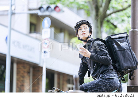 男性フードデリバリーイメージ 65253623