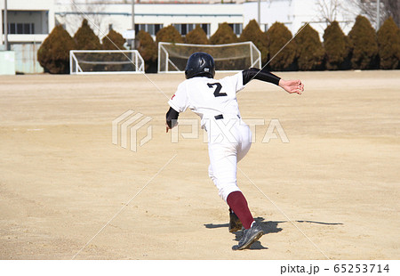 走塁する野球少年 走塁する野球少年 65253714