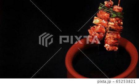 焼き鳥 ねぎま たれ付け イメージ 焼き鳥 ねぎま たれ付け イメージ 65253821