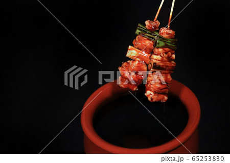 焼き鳥 ねぎま たれ付け イメージ 65253830
