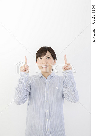指差しをする若い女性 白バック 指差しをする若い女性 白バック 65254104