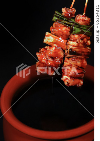 焼き鳥 ねぎま たれ付け イメージ 焼き鳥 ねぎま たれ付け イメージ 65254311