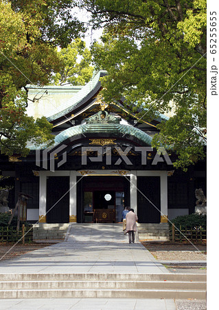 新緑の王子神社にて（東京都北区） 65255655