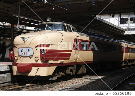 新潟駅に停車中の団体臨時列車「特急とき」 65256199