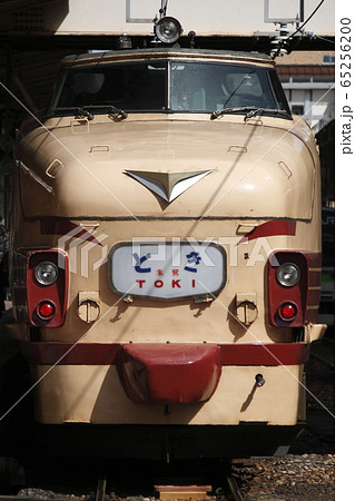 新潟駅に停車中の団体臨時列車「特急とき」 65256200