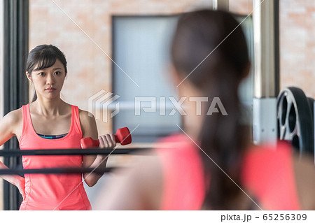 美ボディ大会出場を目指してトレーニングをするストイックなカッコイイ女性 美ボディ大会出場を目指してトレーニングをするストイックなカッコイイ女性 65256309