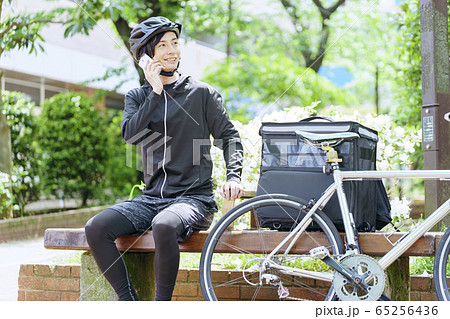 注文を受けるフードデリバリー配達員 65256436