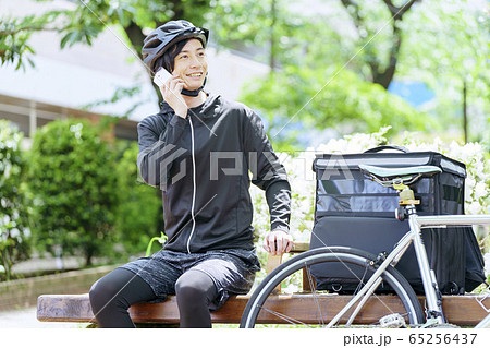 注文を受けるフードデリバリー配達員 注文を受けるフードデリバリー配達員 65256437