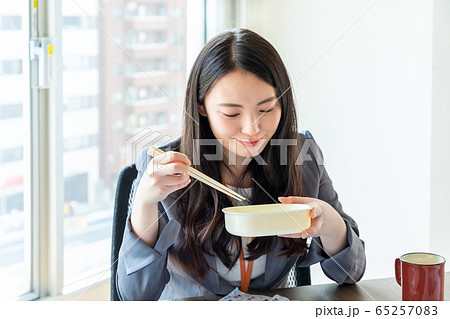 ビジネス オフィスで昼食 ビジネス オフィスで昼食 65257083