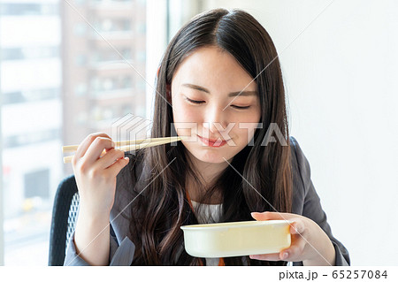 ビジネス オフィスで昼食 ビジネス オフィスで昼食 65257084