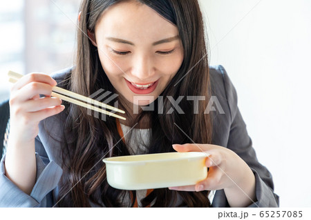 ビジネス オフィスで昼食 ビジネス オフィスで昼食 65257085
