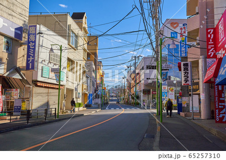 川崎市麻生区百合丘1丁目と2丁目の商店街から南側の大型スーパー方面を見る（百合ヶ丘駅前通り） 65257310