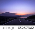 山中湖と富士山の日没の絶景 65257382