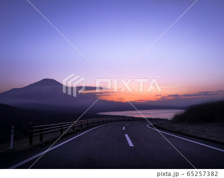 山中湖と富士山の日没の絶景 65257382