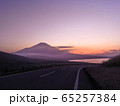 山中湖と富士山の日没の絶景 65257384