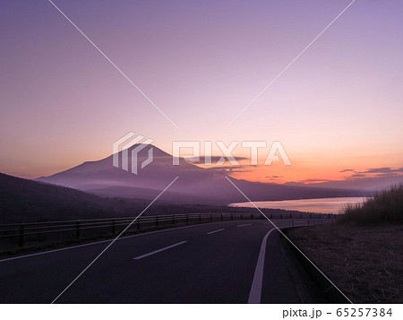 山中湖と富士山の日没の絶景 65257384