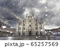 ミラノ　雪の日のドゥオーモの風景 65257569