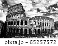 ローマ　コロッセオの風景　モノクロ 65257572