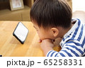 スマホを観る幼児 65258331