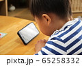 スマホを観る幼児 65258332