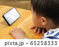 スマホを観る幼児 65258333