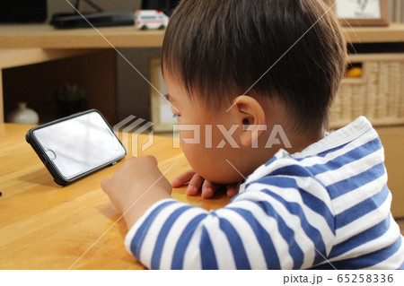 スマホを観る幼児 スマホを観る幼児 65258336