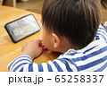 スマホを観る幼児 65258337