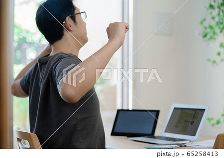 男性　ミドル　リモートワーク 65258413